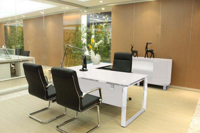 CORNER WORKSTATIONS AND DIAMOND DESKS